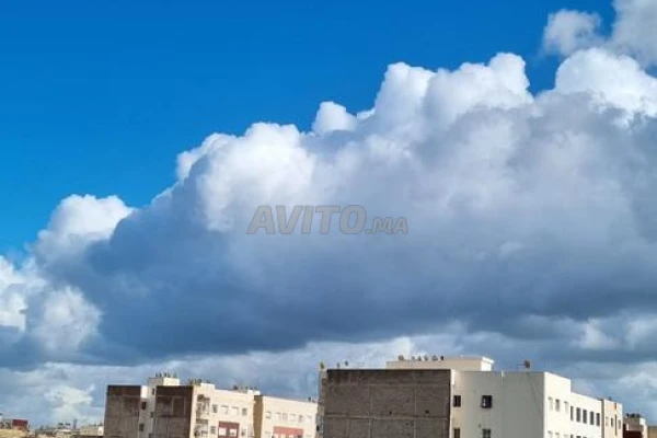 شقة للبيع بإطلالة جميلة و مشمسة و فبلاصة نقية