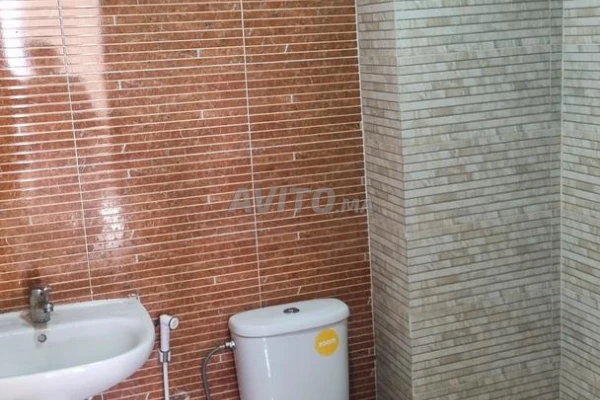 شقة للبيع بإطلالة جميلة و مشمسة و فبلاصة نقية